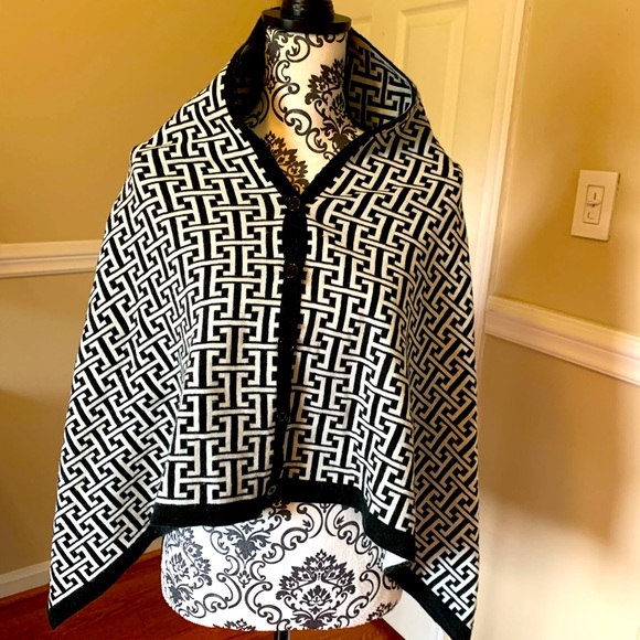unknown Jackets & Blazers - Women’s Black and white reversible geometric cape, size M
